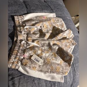 New with tags white camo simply southern shorts L
New with tags 
Smoke free home